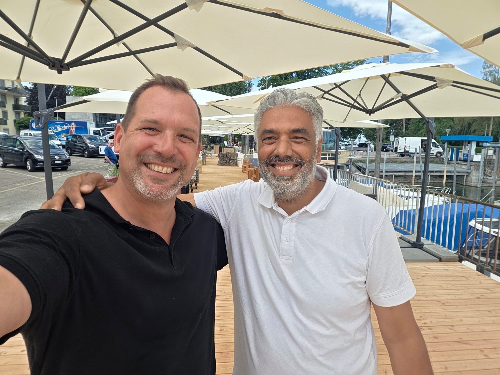 Moez Ouerfelli – Panem & Aduana

Moez ist Inhaber des Panem und der Aduana in Romanshorn sowie Gründer der Kulturbühne Panem. Mit viel Herzblut und persönlichem Engagement setzt er sich für Kultur, Begegnungen und ein lebendiges Romanshorn ein.

Vielen Dank, Moez, für deinen grossartigen Einsatz und dein Engagement!