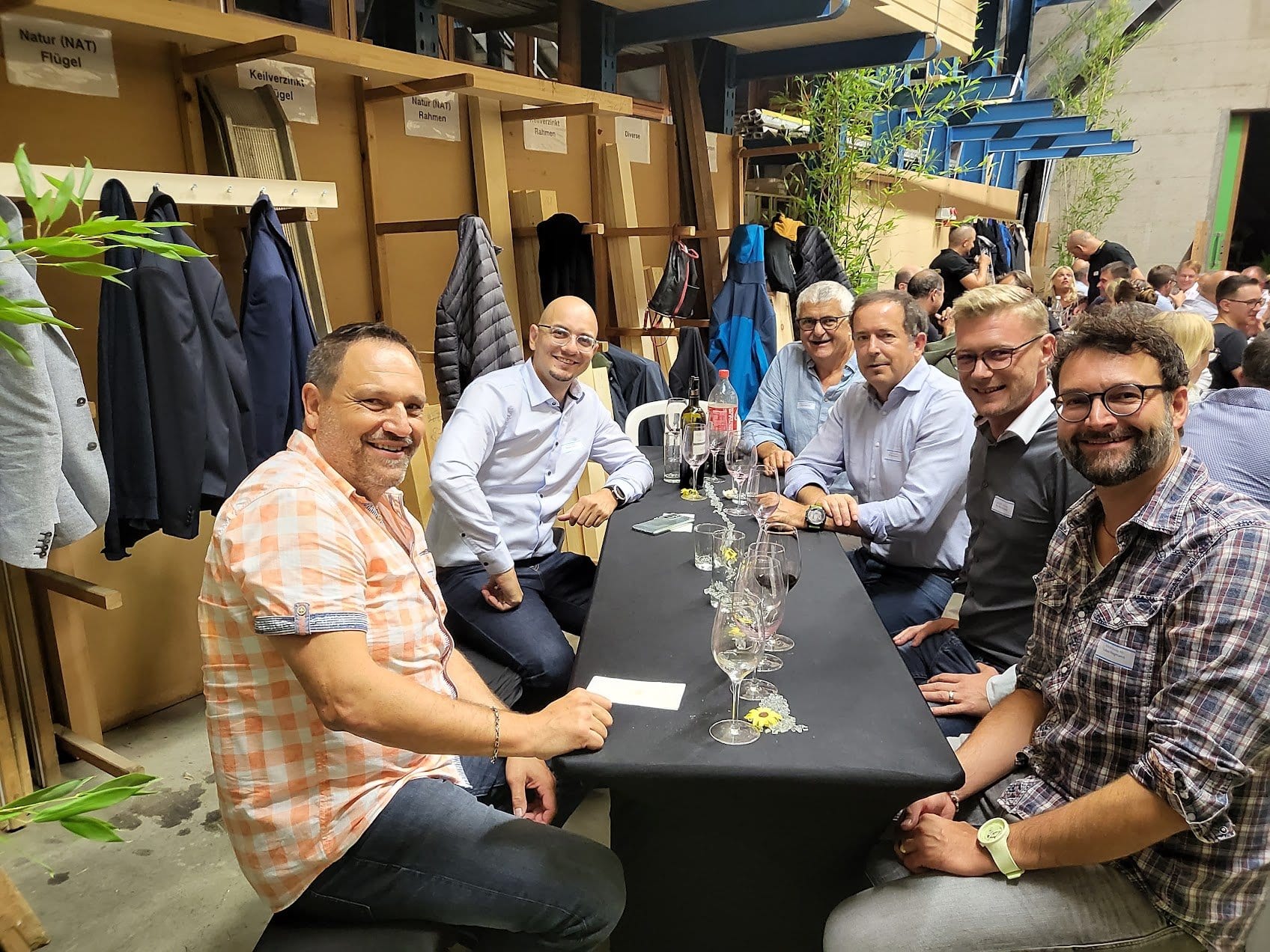 Von links nach rechts: Peter Ochsner (Aussendienst Koch), Najdan Vuckovic, Ernst Hagmann, Michael Gasser (Geschäftsleiter Koch), Roy Blumenstein und Lukas Hagmann (Innendienst Koch)