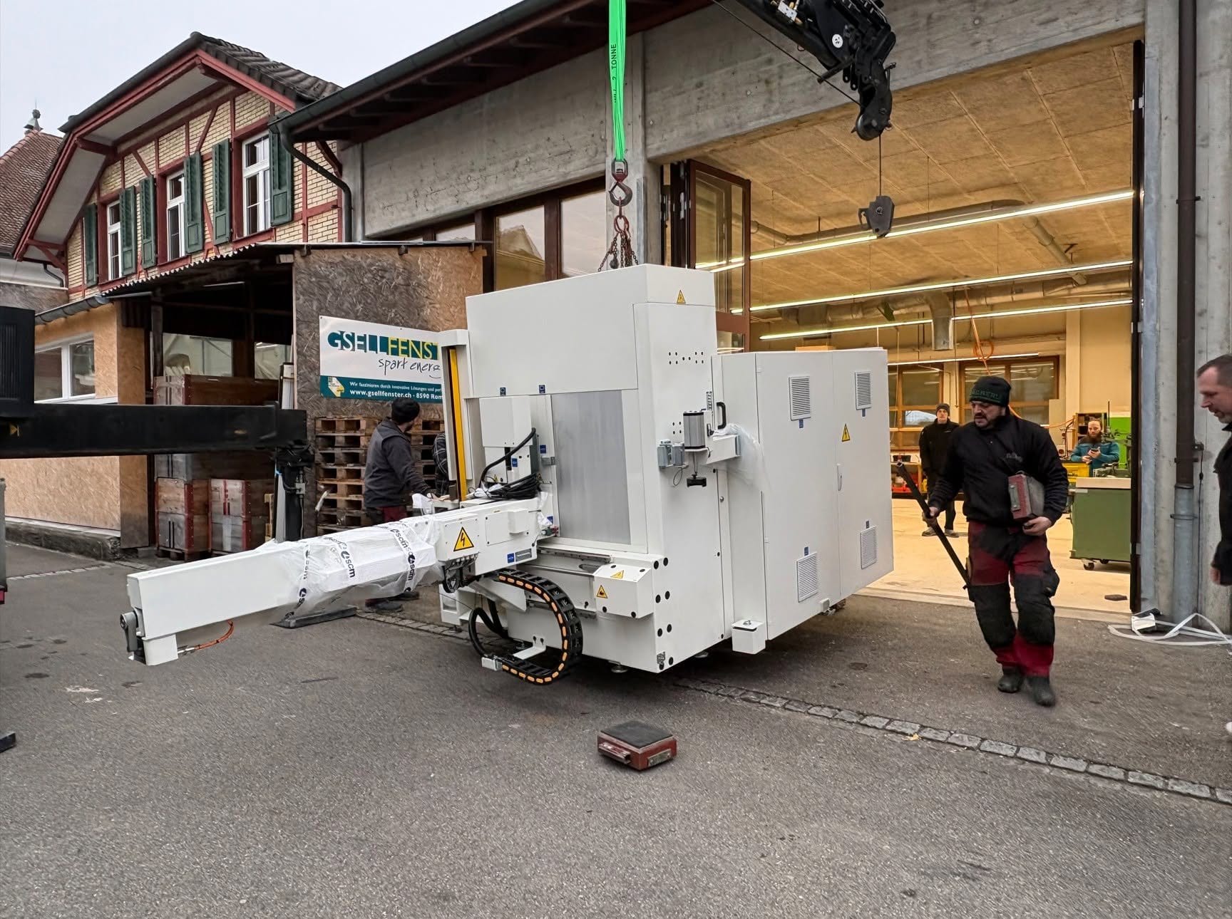 Die Firma Näf installiert die neue Maschine.