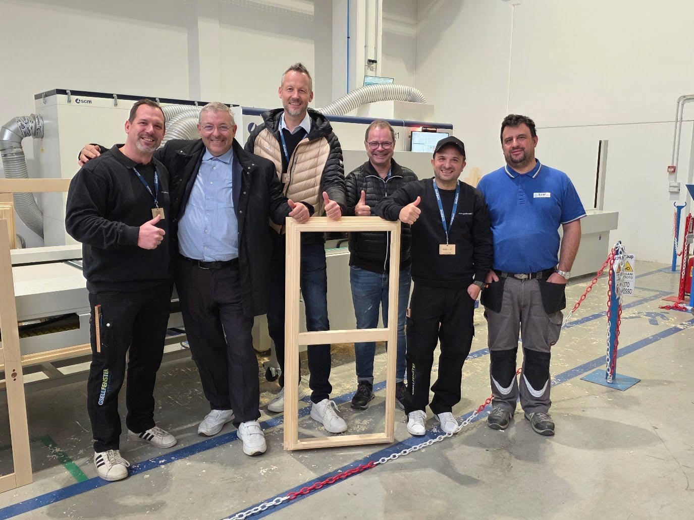 Maschinenabnahme in Rimini Abgeschlossen. 
Mario Bianchi (SCM Italien), Daniel Ott (SCM Schweiz), Thomas Spleiss (3E Profi), Massimo Valt (Maschinist), Michael Angelo (Windor NT1 Profi)